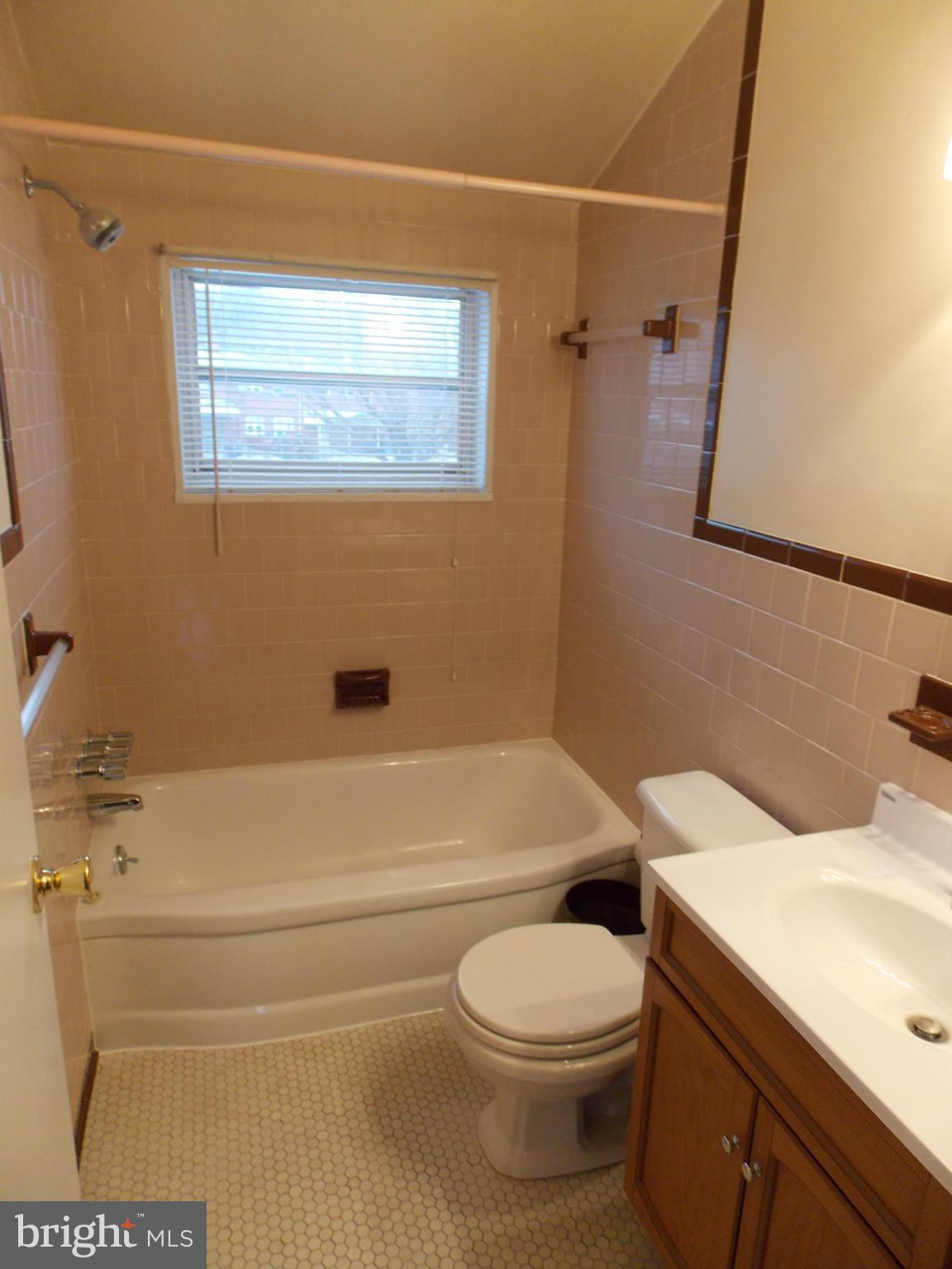 8059 Wallace Road Baltimore, MD 21222 - Photo 7 of 12 Bath