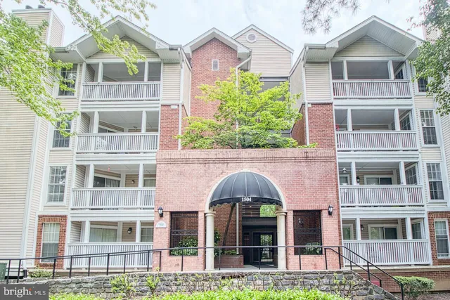$1,925 | 1504 Lincoln Way, Unit 310, McLean, VA 22102