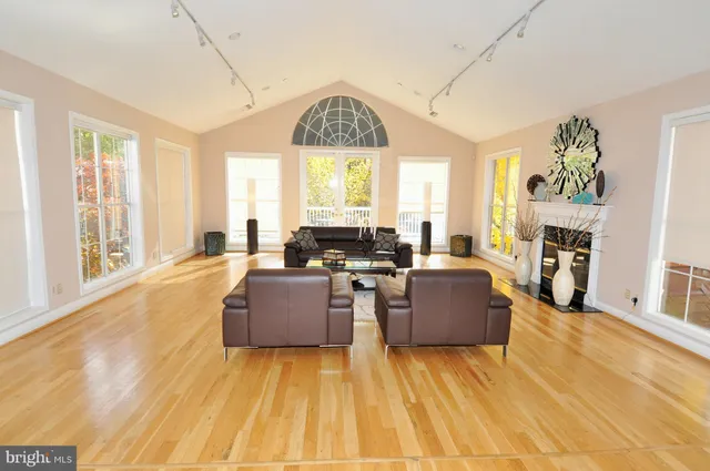 $1,925 | 1504 Lincoln Way, Unit 310, McLean, VA 22102