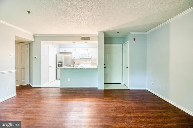 $1,925 | 1504 Lincoln Way, Unit 310, McLean, VA 22102