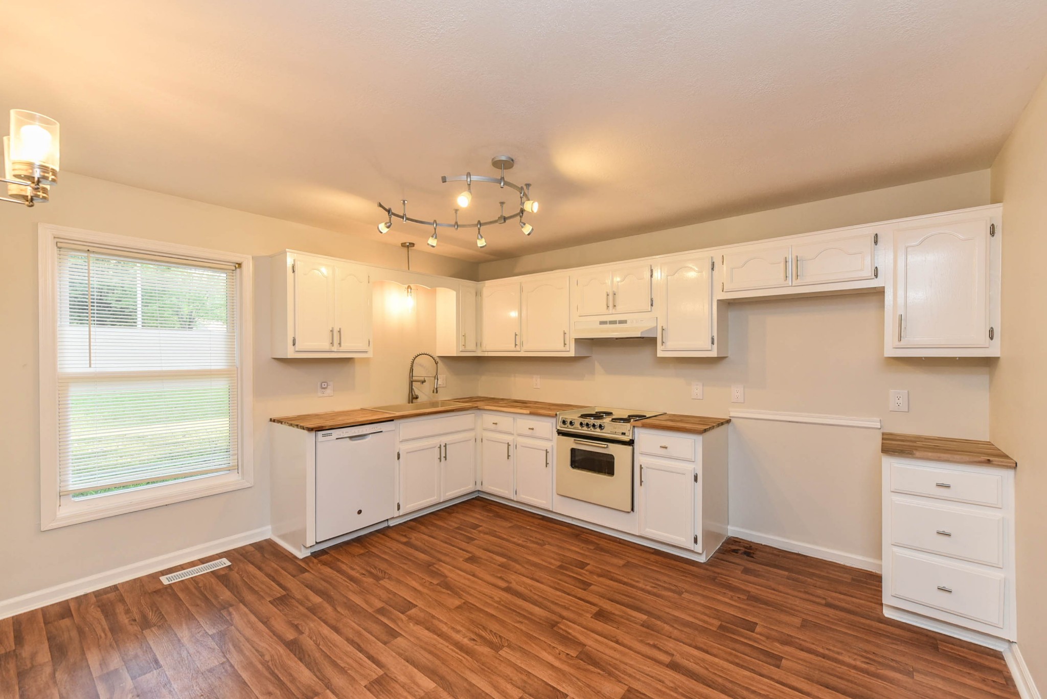 793 Lake Ridge Court Springfield, TN 37172 - Photo 11 of 29 Gallery Image 11
