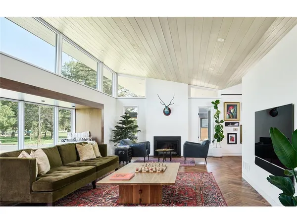 $2,160,000 | 4513 X Laguna Drive, Edina, MN 55435