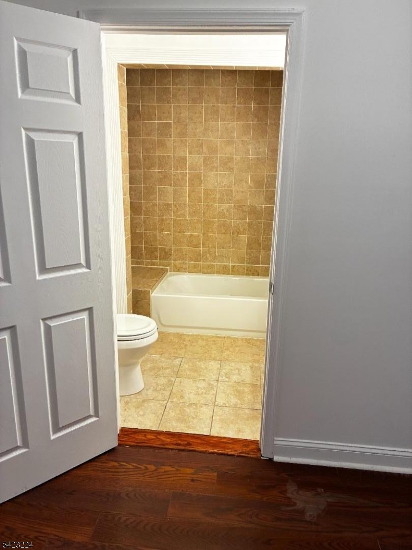 73 Wolcott Terrace Newark, NJ 07112 - Photo 7 of 20 a bathroom with a bathtub and a toilet