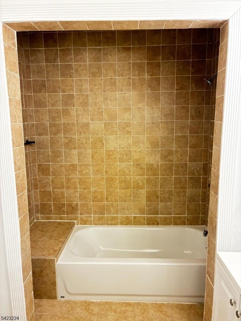 73 Wolcott Terrace Newark, NJ 07112 - Photo 8 of 20 a bathroom with a bathtub