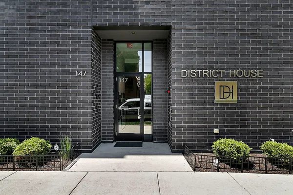 $5,100 | 147 North Euclid Avenue, Unit 401, Oak Park, IL 60302