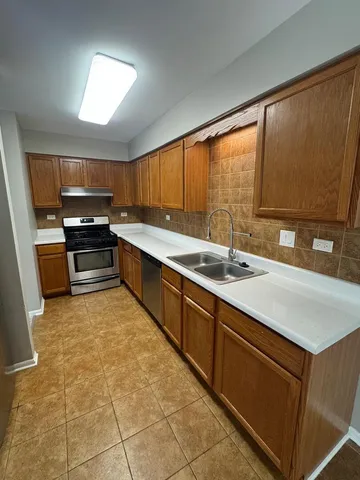 $2,400 | 689 East Whispering Oaks Court, Unit 689, Palatine, IL 60074