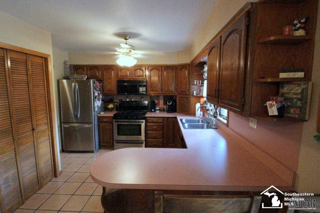 24040 Otter Road New Boston, MI 48164 - Photo 3 of 32 Roomy Kitchen