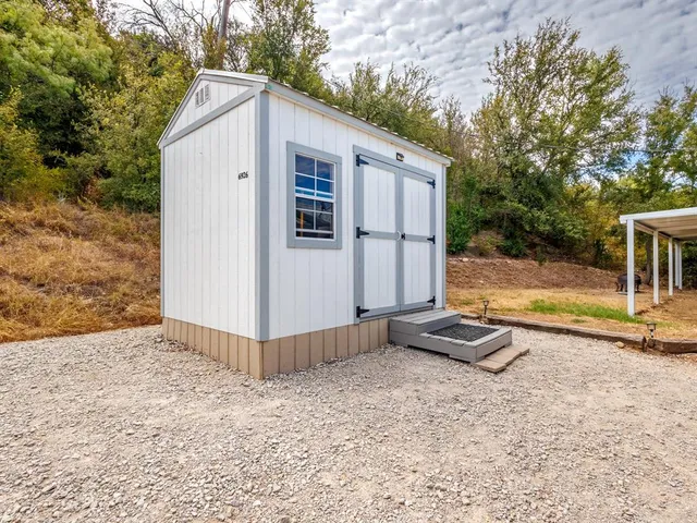 a view of a backyard