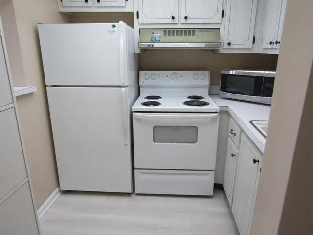 2929 Southeast Ocean Boulevard, Unit B7 Stuart, FL 34996 - Photo 10 of 16 2929 7B Kitchen