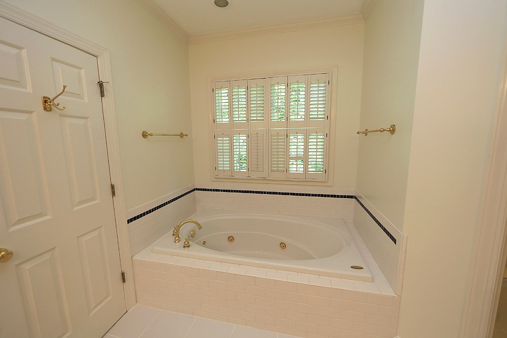 204 Buncombe Street Raleigh, NC 27609 - Photo 13 of 25 Master Bathroom Tub