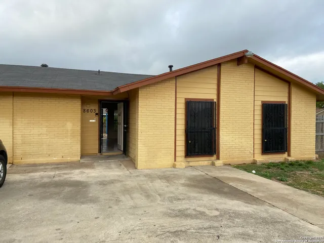 a view of a backyard