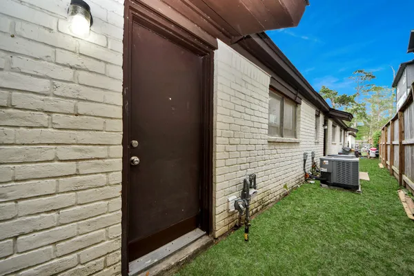 a view of a back yard of the house