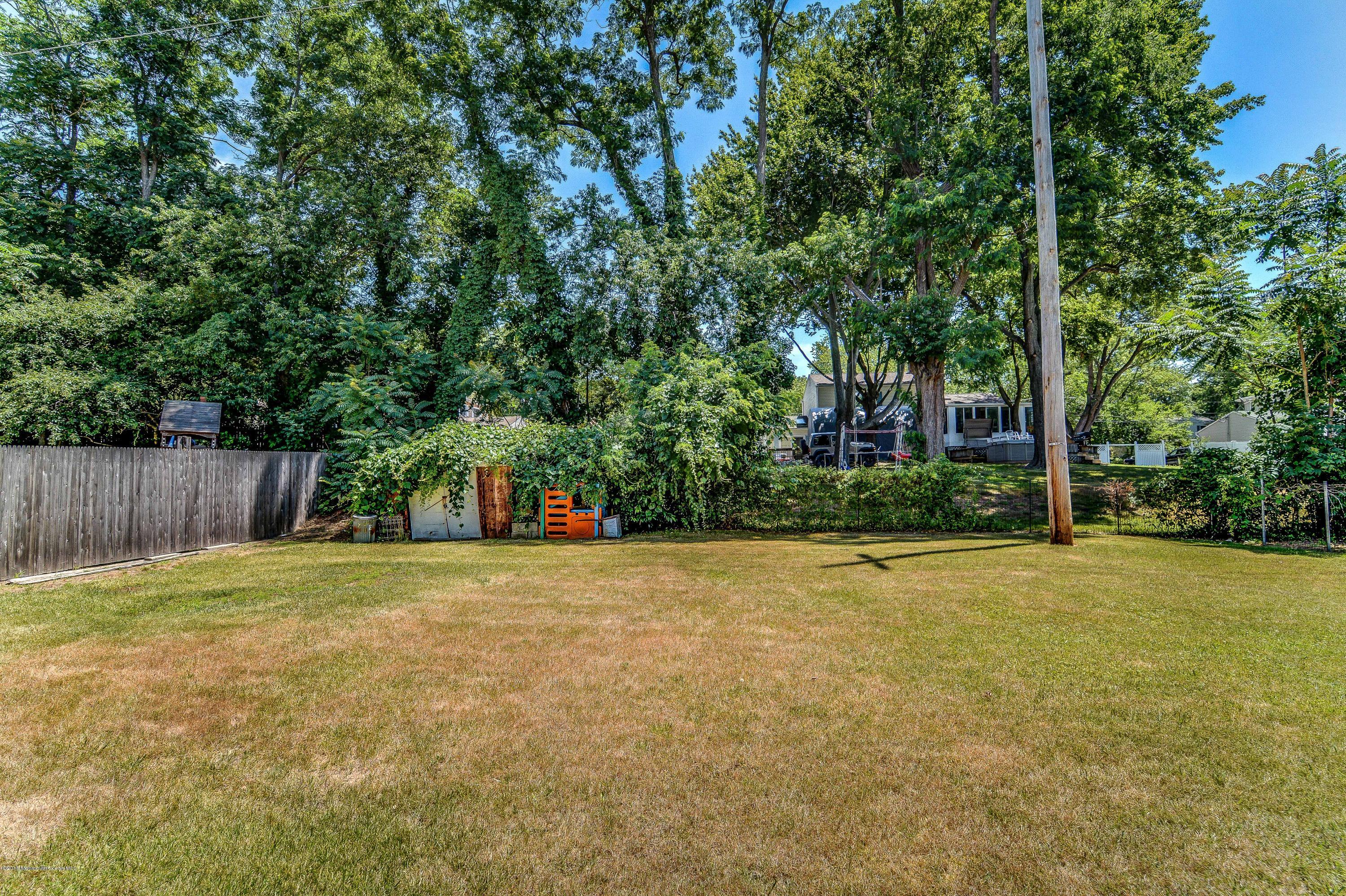 623 Hopping Road Belford, NJ 07718 - Photo 7 of 25 Offers Privacy