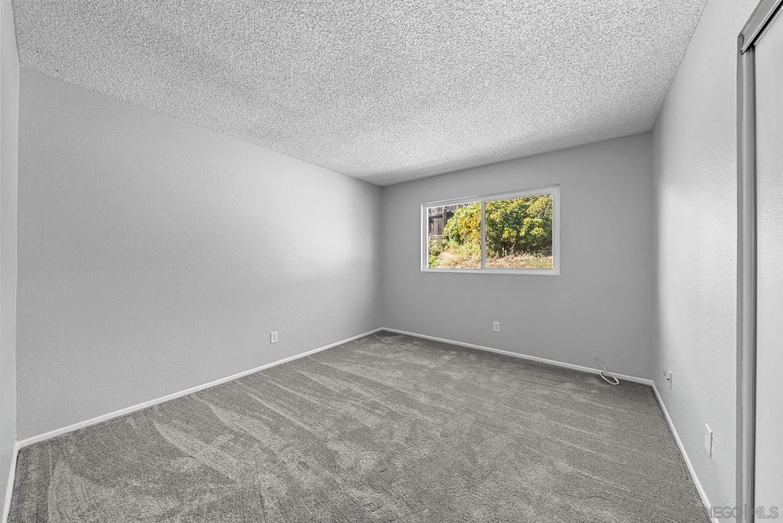 950 East Fallbrook Street Fallbrook, CA 92028 - Photo 17 of 37 an empty room with windows