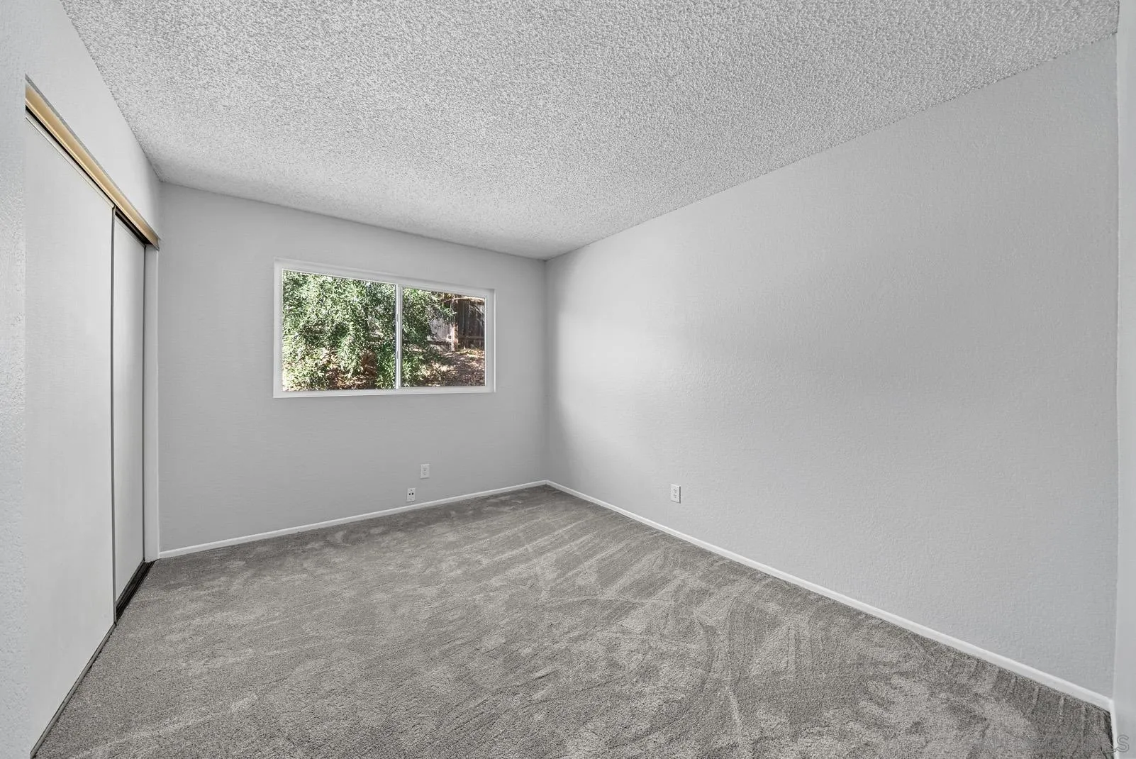 950 East Fallbrook Street Fallbrook, CA 92028 - Photo 18 of 37 an empty room with windows