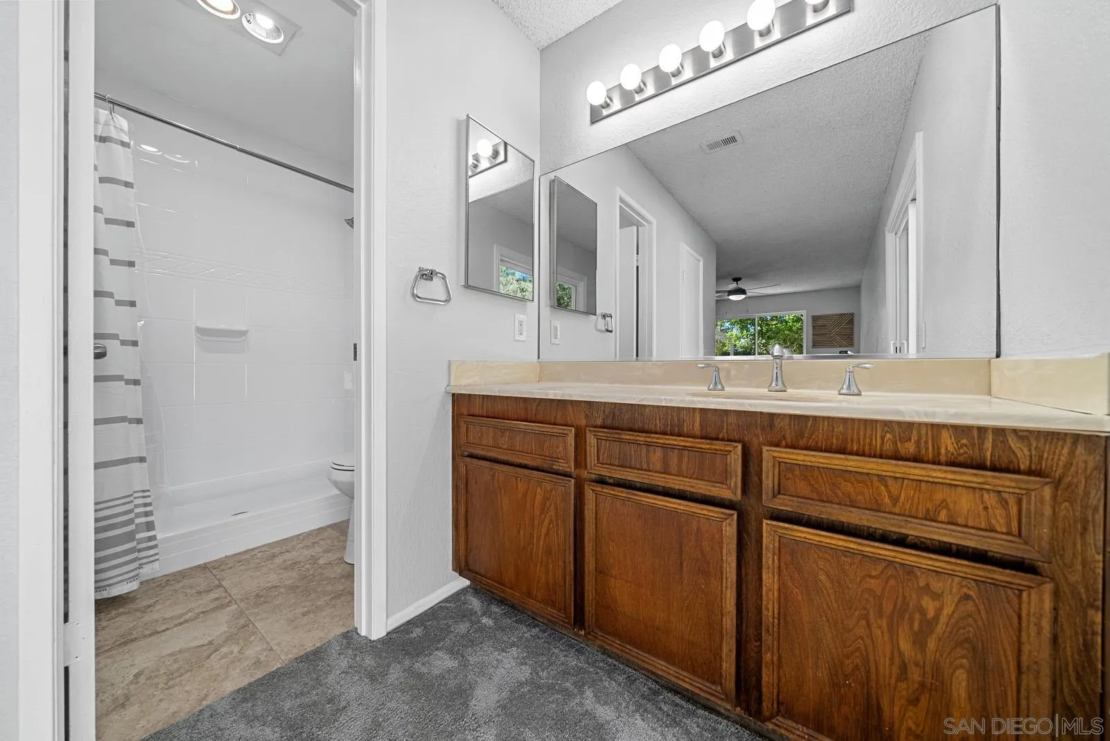 950 East Fallbrook Street Fallbrook, CA 92028 - Photo 23 of 37 a bathroom with a sink and a mirror