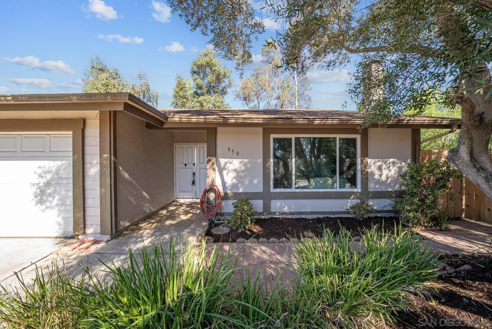 950 East Fallbrook Street Fallbrook, CA 92028 - Photo 5 of 37 a front view of a house with garden
