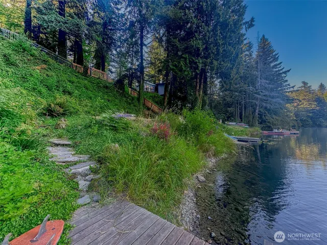 a view of yard with green space