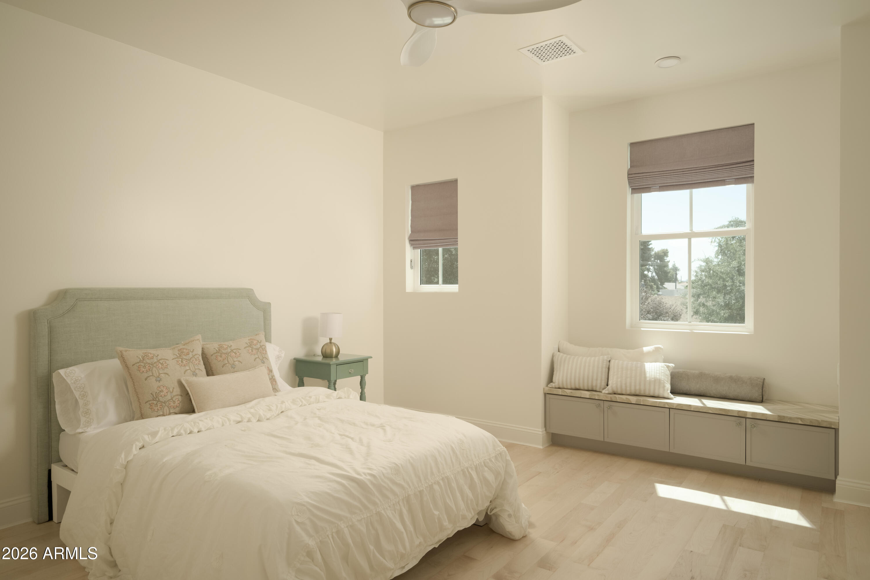 32 West Linger Lane Phoenix, AZ 85021 - Photo 26 of 56 En Suite Bedroom