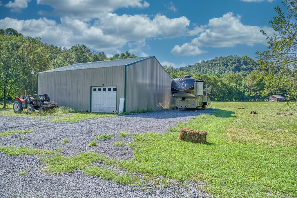 1383 Morrison Creek Road Gainesboro, TN 38562 - Photo 4 of 22 a backyard of a house with lots of green space