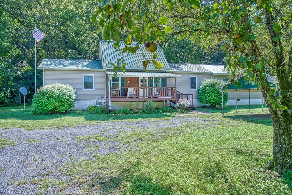 1383 Morrison Creek Road Gainesboro, TN 38562 - Photo 7 of 22 front view of a house with a yard