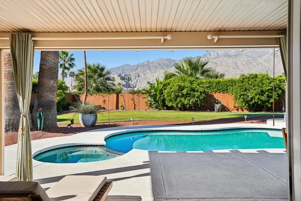 $949,000 | 835 North Farrell Drive, Palm Springs, CA 92262