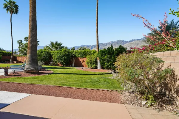 $949,000 | 835 North Farrell Drive, Palm Springs, CA 92262