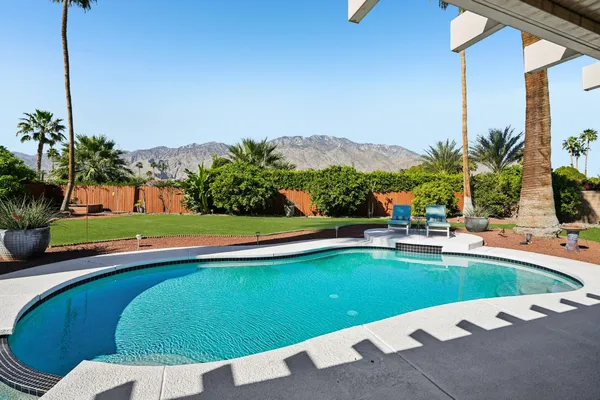 $949,000 | 835 North Farrell Drive, Palm Springs, CA 92262