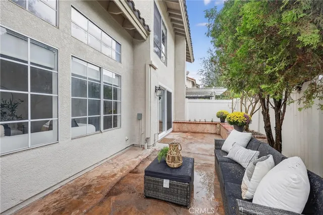 a house view with a outdoor space
