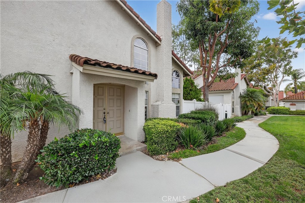29 Carnation, Unit 64 Rancho Santa Margarita, CA 92688 - Photo 35 of 38 a front view of a house with garden