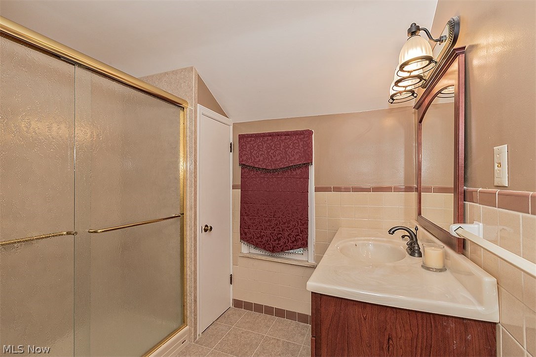 3680 Stoneleigh Road Cleveland, OH 44121 - Photo 23 of 34 This is the second Full Bath on the 2nd. floor, which is close to three of the Bedrooms. Nice updates and linen closet...