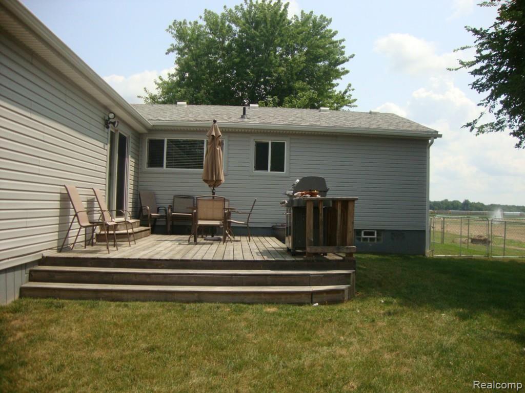 26296 Weigel Road New Boston, MI 48164 - Photo 21 of 25 Deck