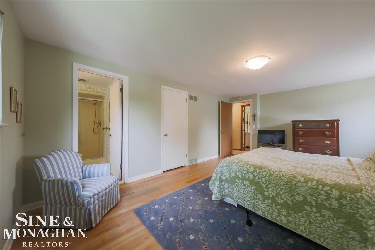 21441 River Road Grosse Pointe, MI 48236 - Photo 38 of 45 50048927-38.JPG