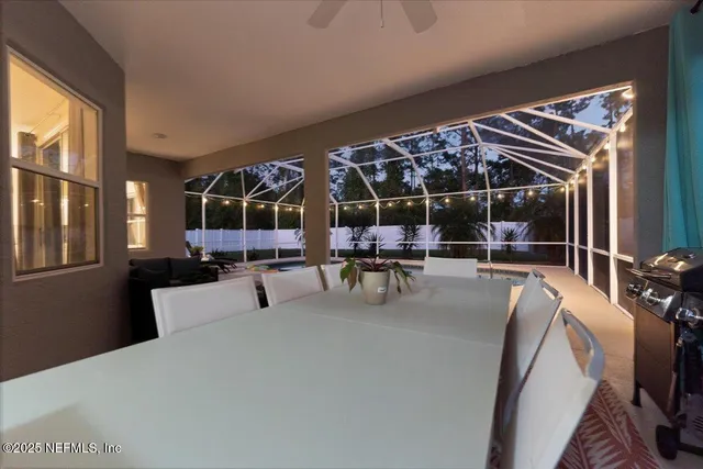 a view of a back yard