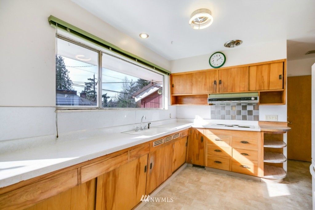 10506 Rustic Road South Seattle, WA 98178 - Photo 7 of 17