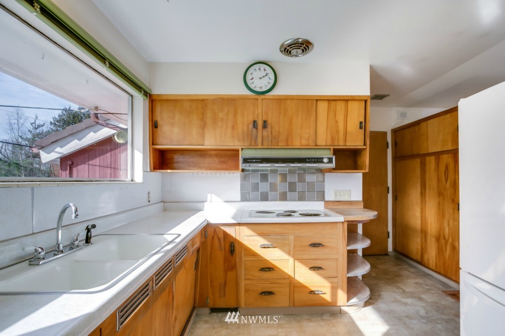 10506 Rustic Road South Seattle, WA 98178 - Photo 8 of 17