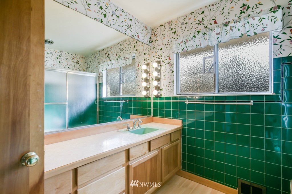 10506 Rustic Road South Seattle, WA 98178 - Photo 9 of 17