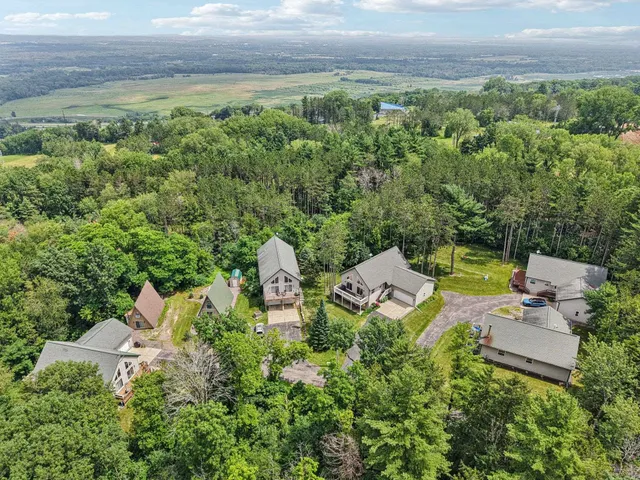 $424,900 | N6106 Fox Glen Road, Portage, WI 53901