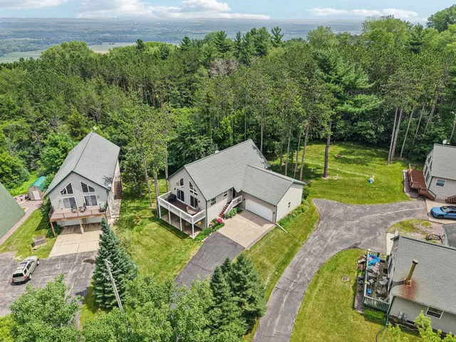 $424,900 | N6106 Fox Glen Road, Portage, WI 53901