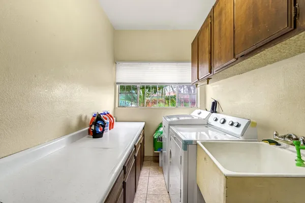 $589,000 | 907 South Rogers Lane, Fresno, CA 93727