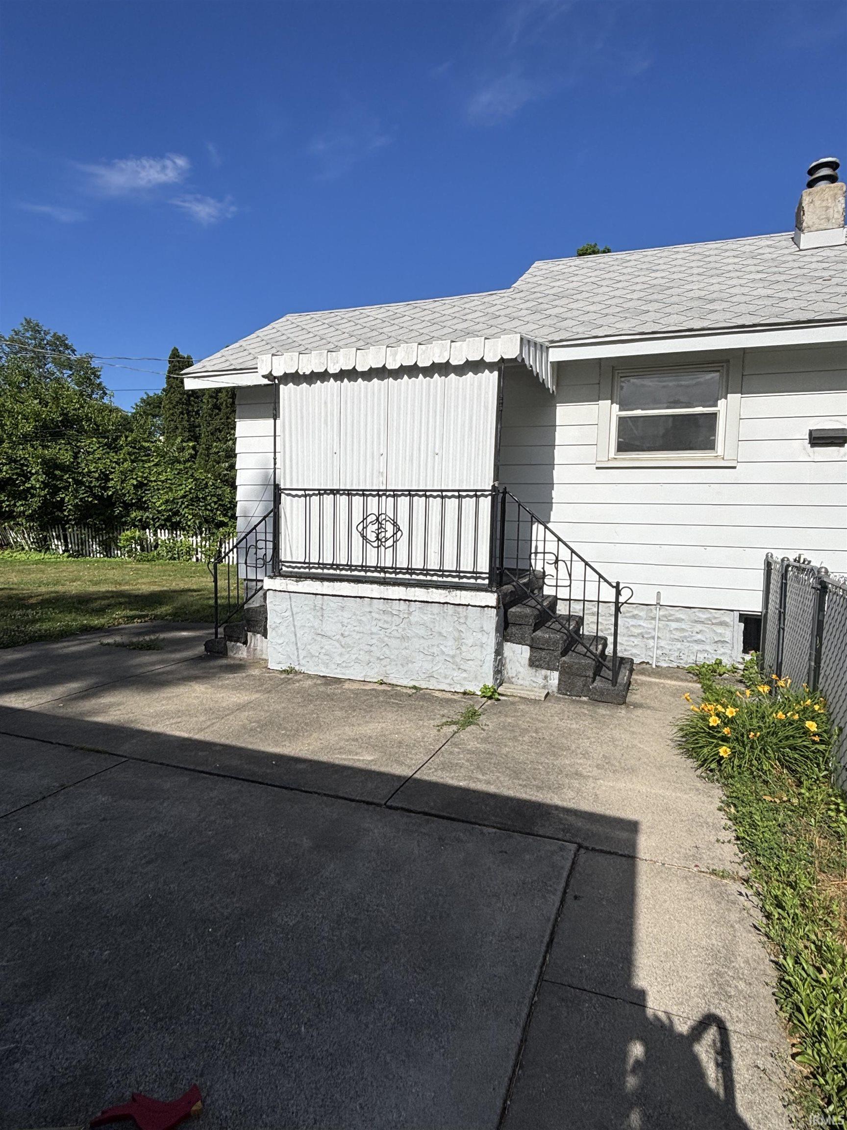 1433 Maple Row Elkhart, IN 46514 - Photo 2 of 16