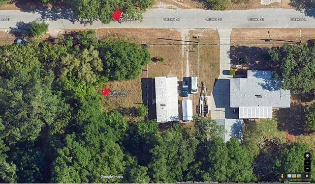 a view of yard with green space