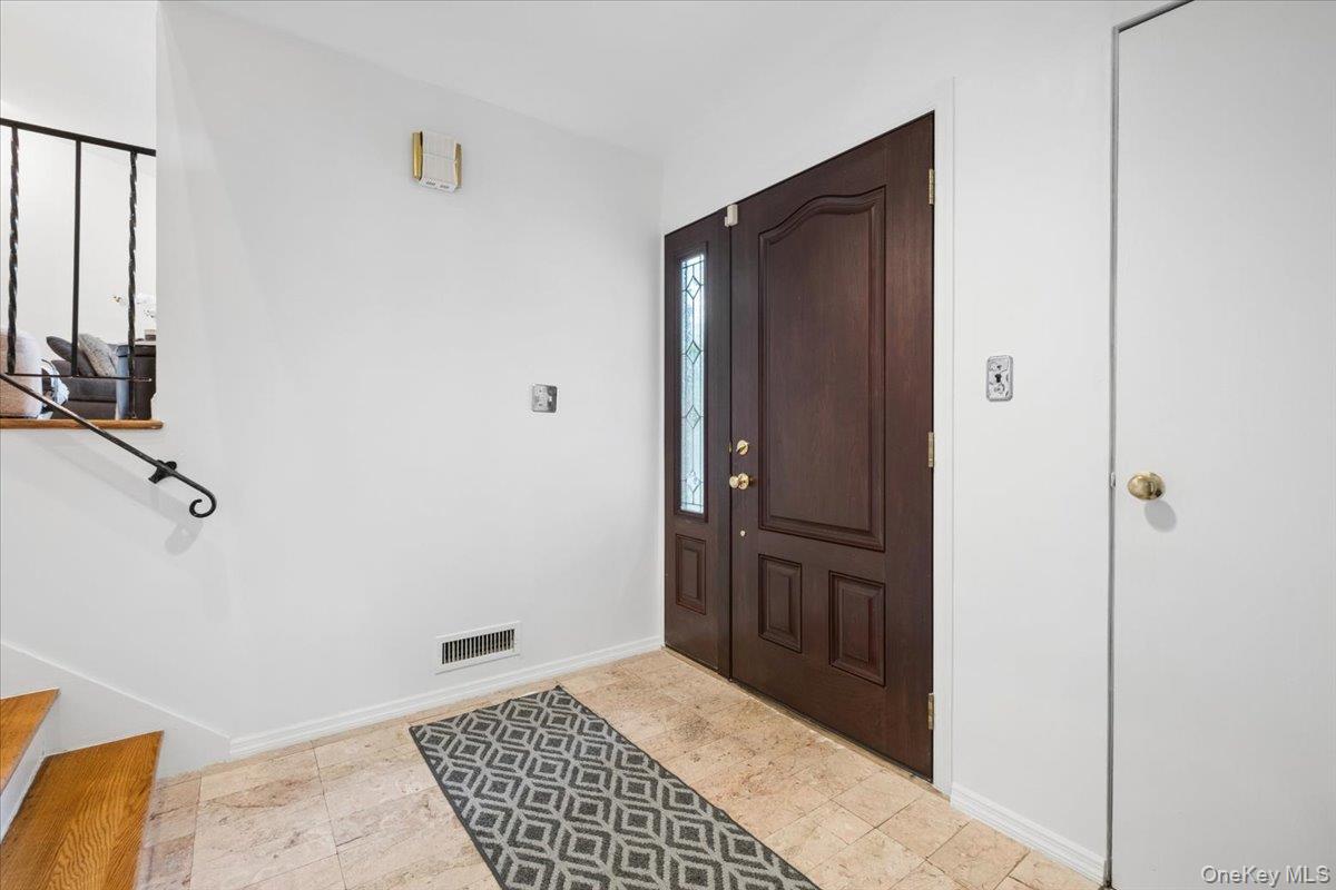 21 Tanglewood Road Scarsdale, NY 10583 - Photo 3 of 28