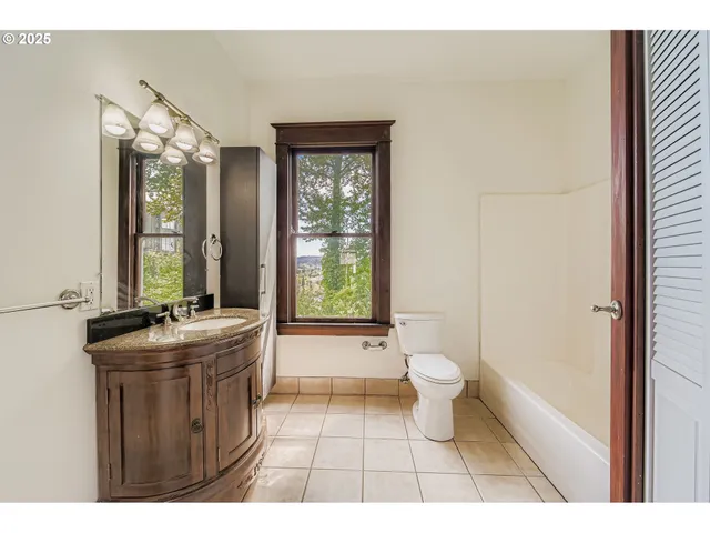 $599,000 | 4606 South Corbett Avenue, Portland, OR 97239