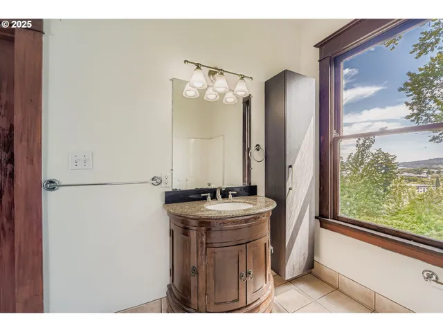 $599,000 | 4606 South Corbett Avenue, Portland, OR 97239