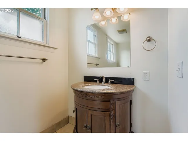 $599,000 | 4606 South Corbett Avenue, Portland, OR 97239