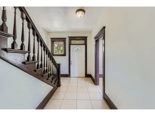 $599,000 | 4606 South Corbett Avenue, Portland, OR 97239