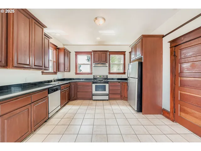 $599,000 | 4606 South Corbett Avenue, Portland, OR 97239