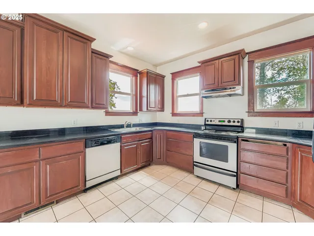 $599,000 | 4606 South Corbett Avenue, Portland, OR 97239