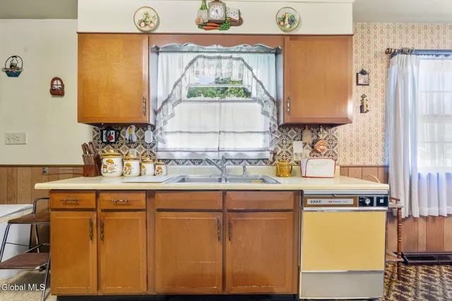 $244,500 | 1221 Houlton Avenue, Rotterdam, NY 12303